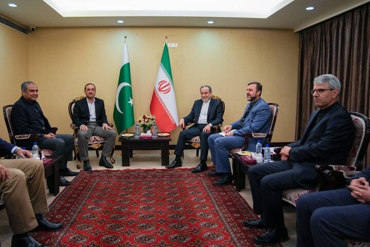Araghchi receives Pakistani army chief for talks