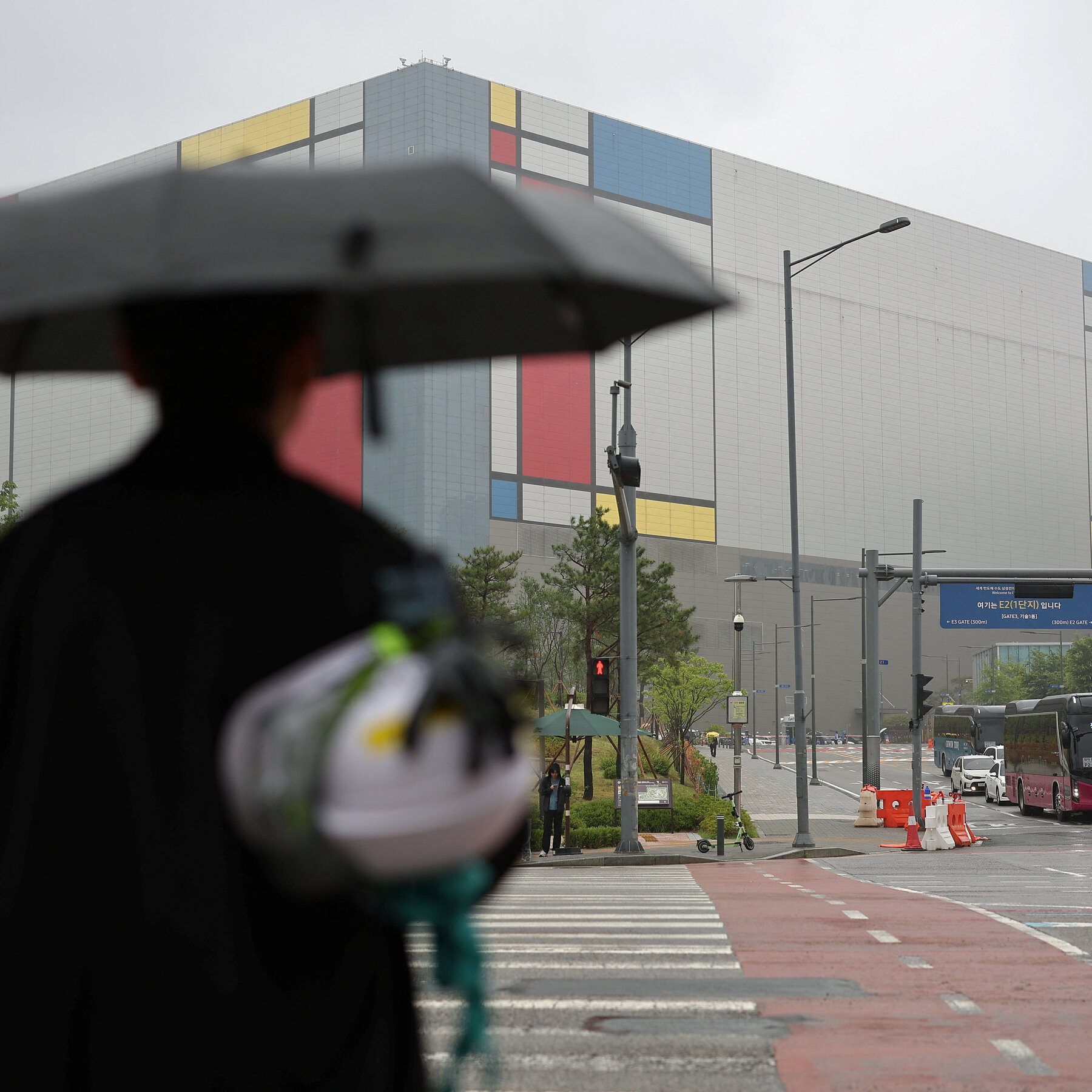 Samsung Electronics faces simultaneous pressure from organized labor demanding performance pay reforms and from Chinese competitors aggressively capturing market share in AI-equipped televisions — a convergence of internal and external thre…