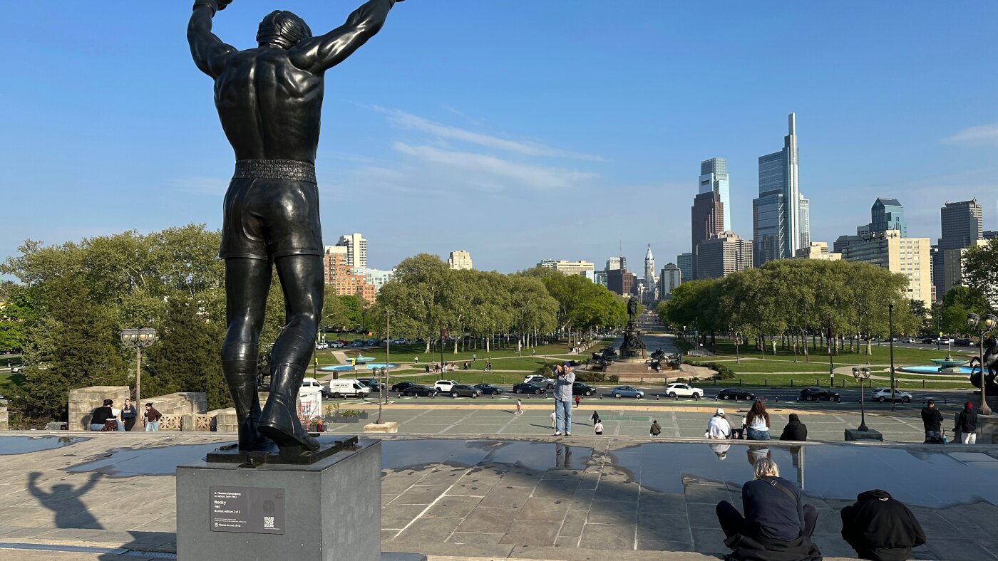 A bronze Rocky Balboa that once stood in the蹭Steps shadow of the Philadelphia Museum of Art has been moved indoors — a quiet reassessment of what a city chooses to immortalize, and where.